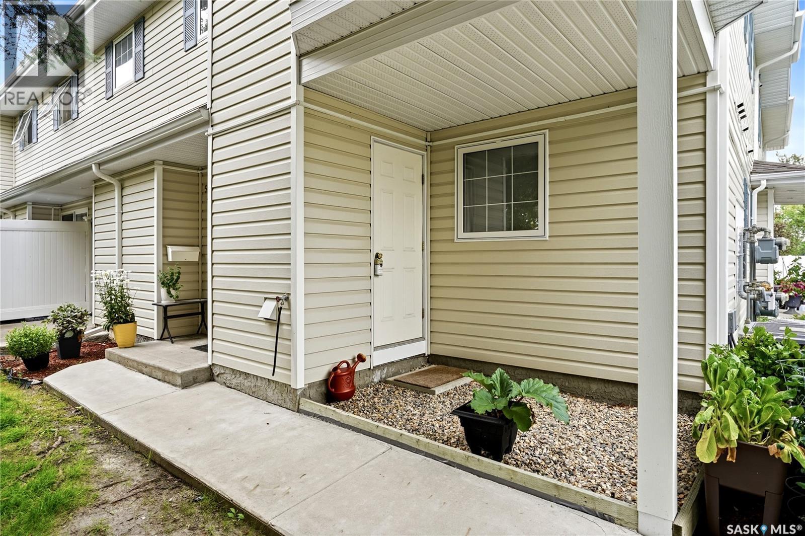 5464 Rochdale Boulevard, Regina, SK - Outdoor With Exterior