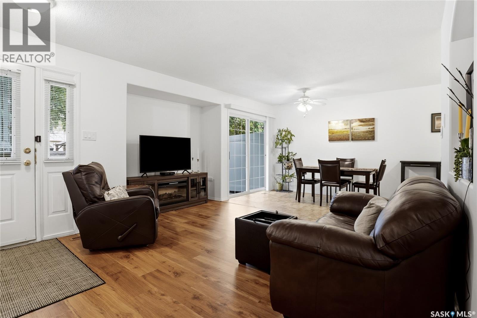 5464 Rochdale Boulevard, Regina, SK - Indoor Photo Showing Living Room