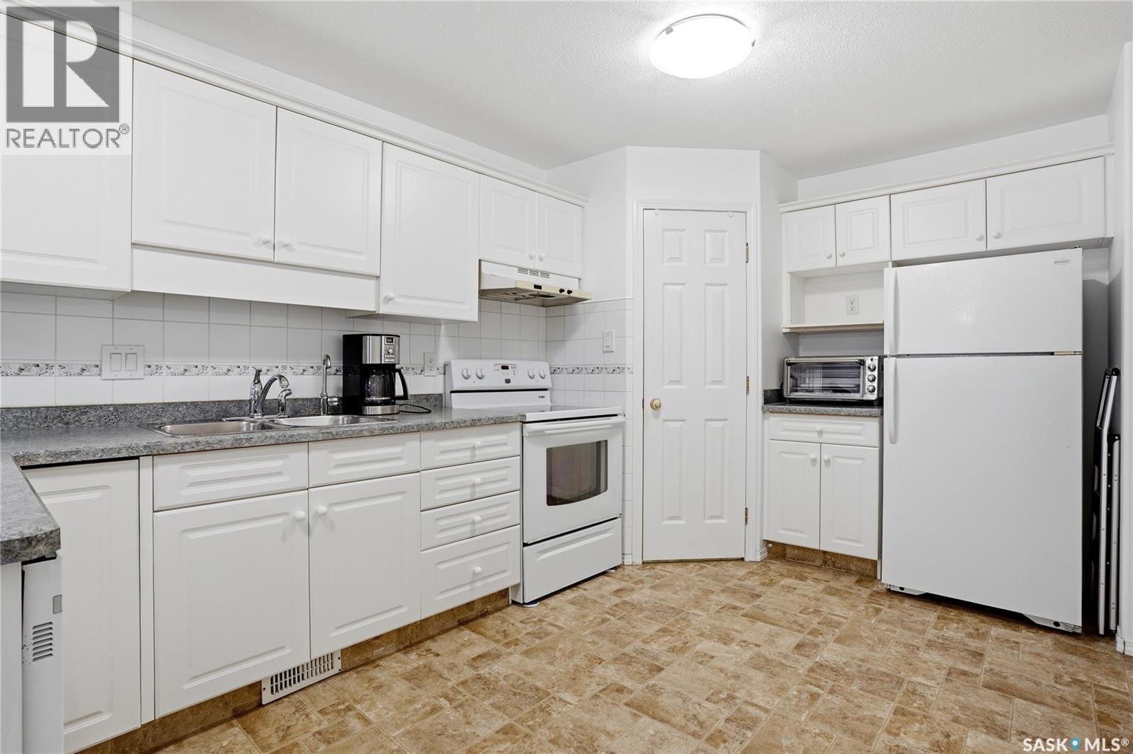 5464 Rochdale Boulevard, Regina, SK - Indoor Photo Showing Kitchen With Double Sink