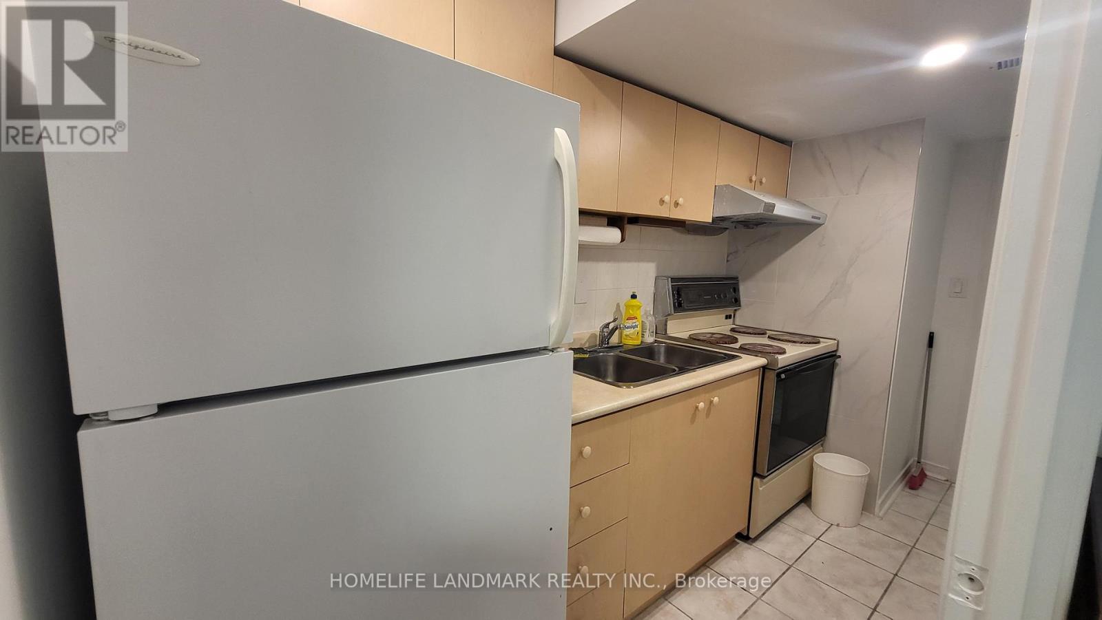 75 Maitland Drive, Markham, ON - Indoor Photo Showing Kitchen With Double Sink