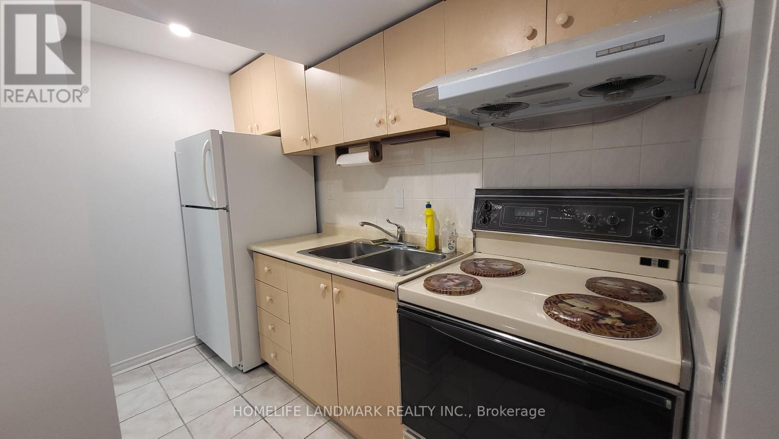 75 Maitland Drive, Markham, ON - Indoor Photo Showing Kitchen With Double Sink