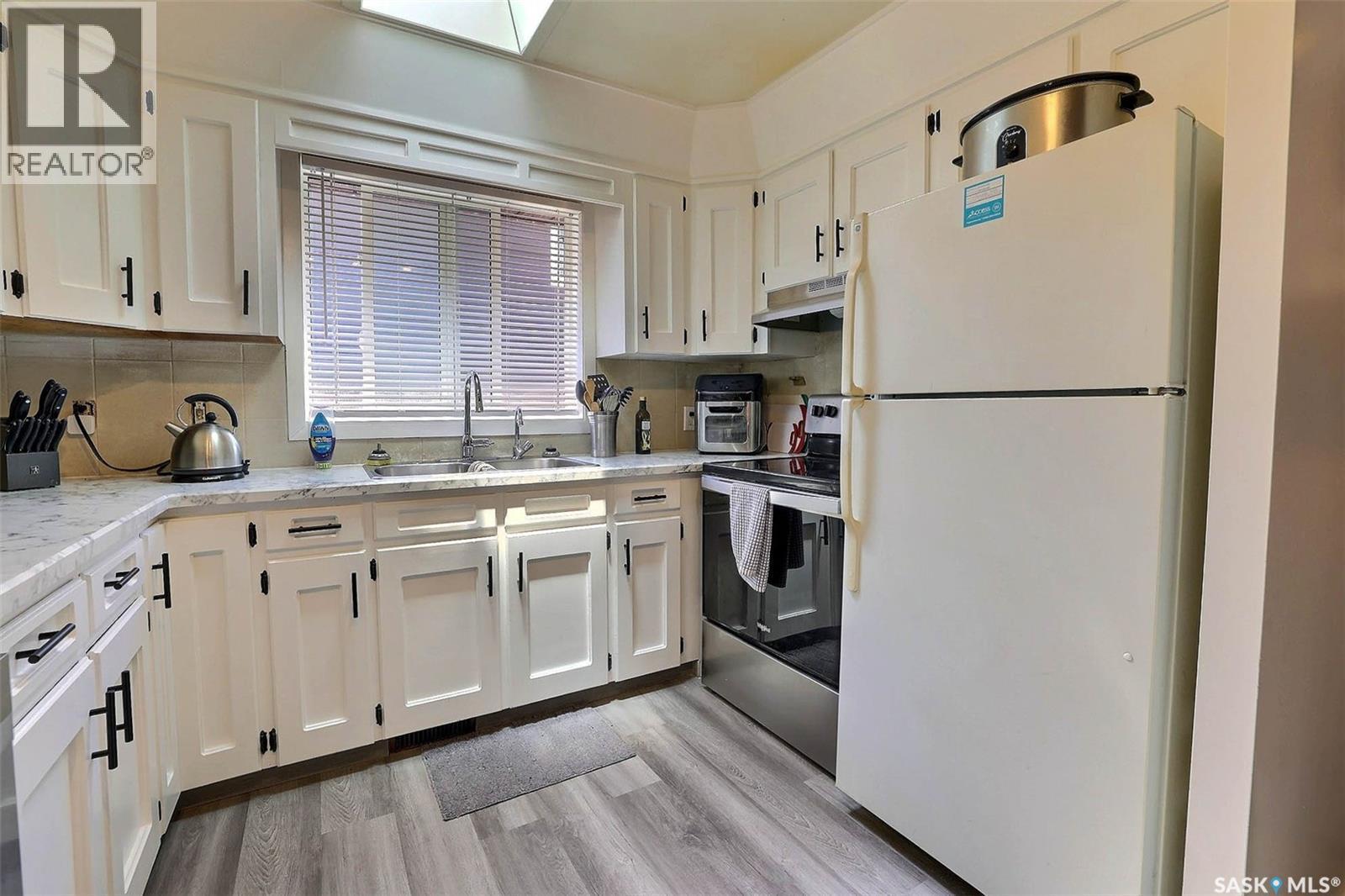 122 Edenwold Crescent, Regina, SK - Indoor Photo Showing Kitchen