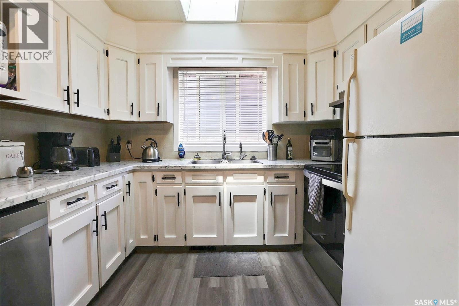 122 Edenwold Crescent, Regina, SK - Indoor Photo Showing Kitchen With Double Sink