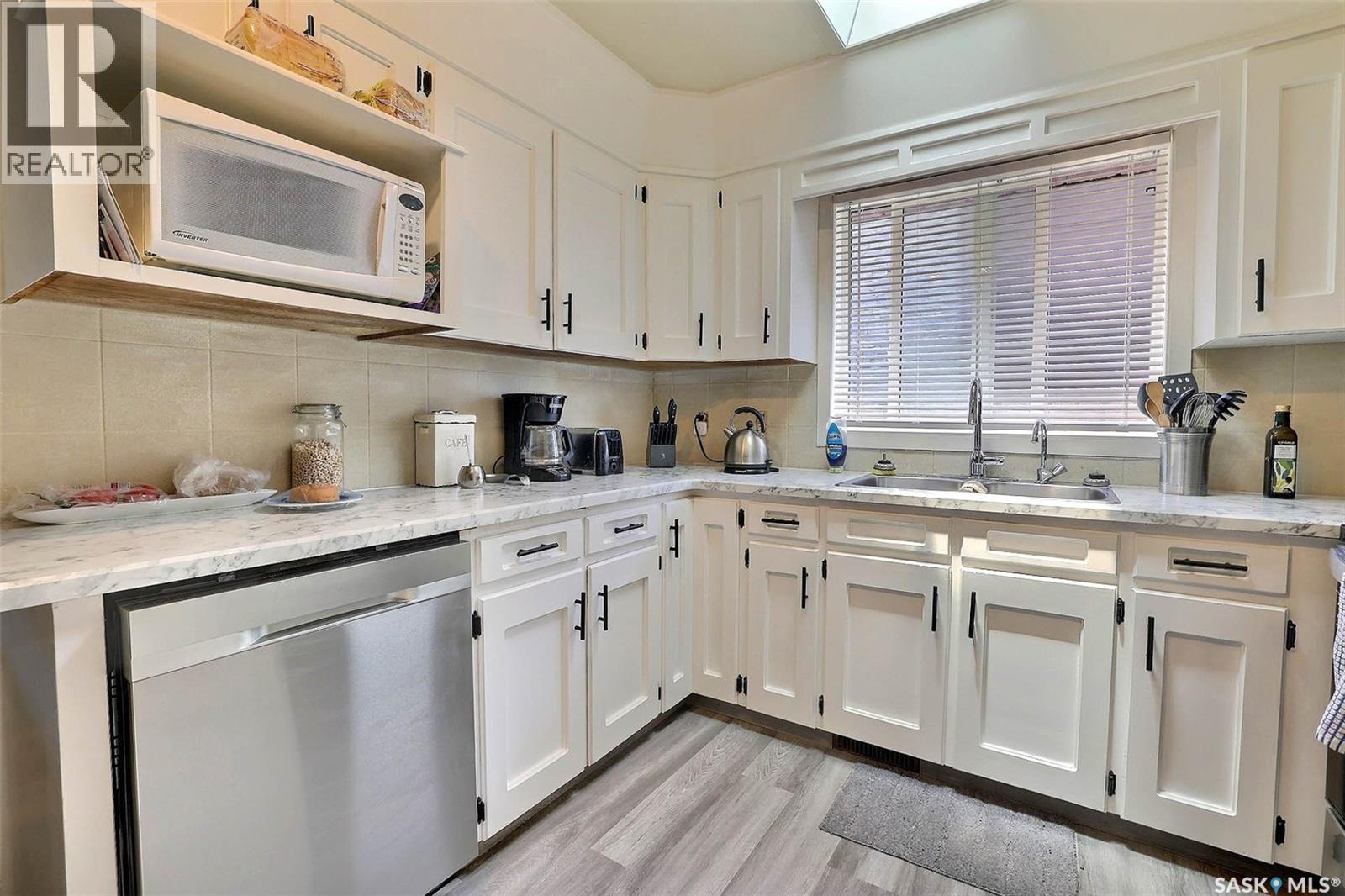 122 Edenwold Crescent, Regina, SK - Indoor Photo Showing Kitchen