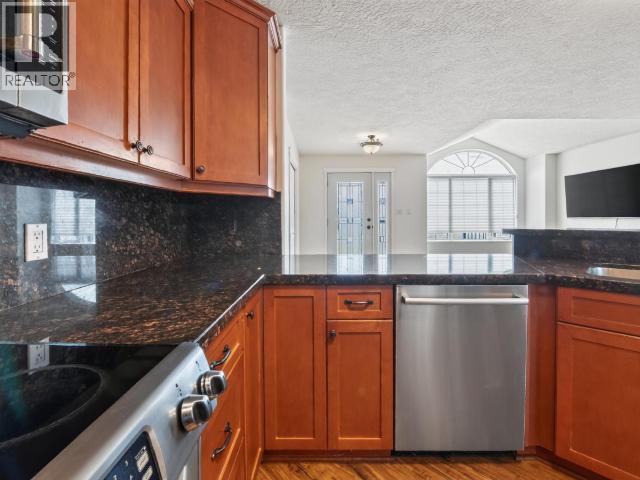 4 Ruby Lane, Whitehorse, YT - Indoor Photo Showing Kitchen
