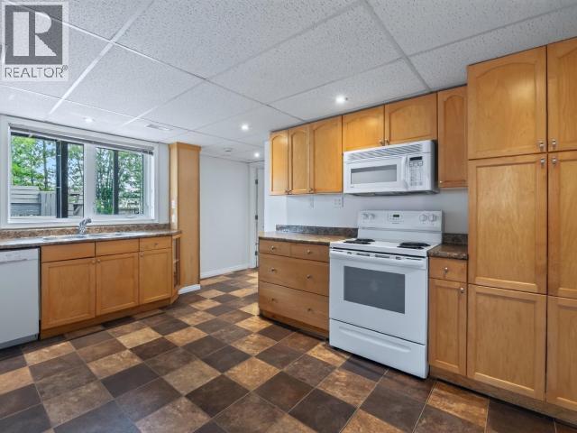 4 Ruby Lane, Whitehorse, YT - Indoor Photo Showing Kitchen