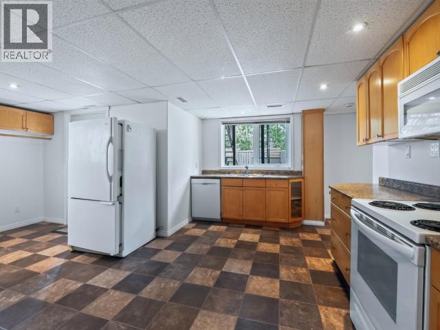 4 Ruby Lane, Whitehorse, YT - Indoor Photo Showing Kitchen