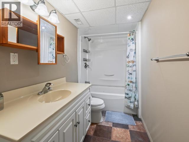 4 Ruby Lane, Whitehorse, YT - Indoor Photo Showing Bathroom