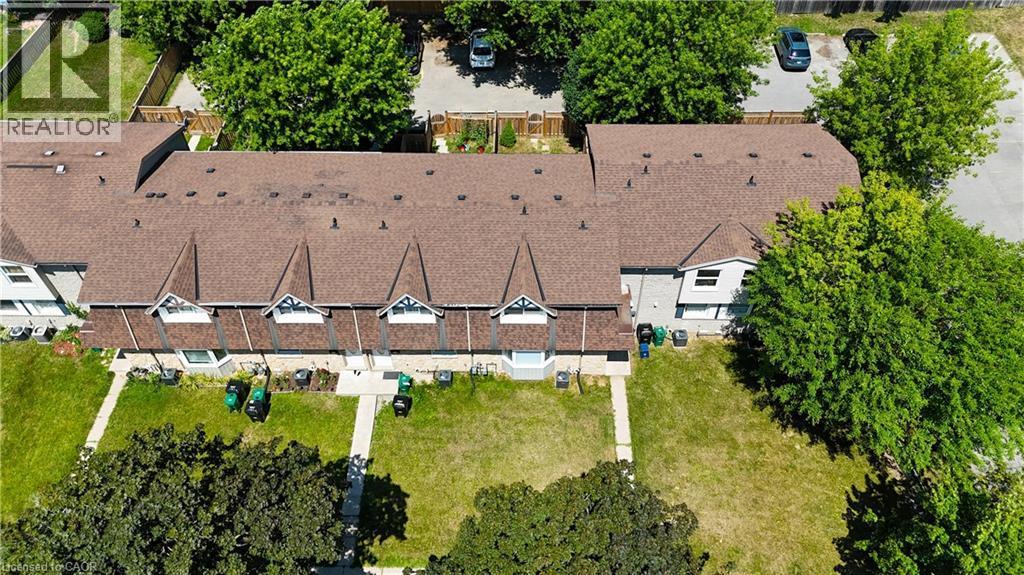 Townhome complex featuring multiple units with individual front yards - 136 Jansen Avenue, Kitchener, ON - Outdoor