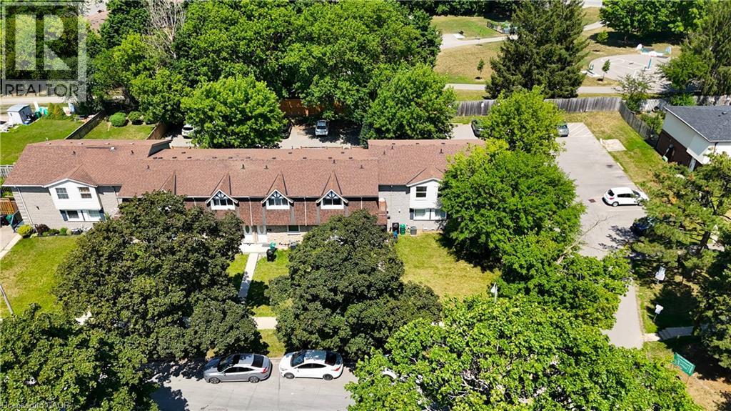 Townhouse complex featuring a multi-gabled roofline and individual entryways - 136 Jansen Avenue, Kitchener, ON - Outdoor