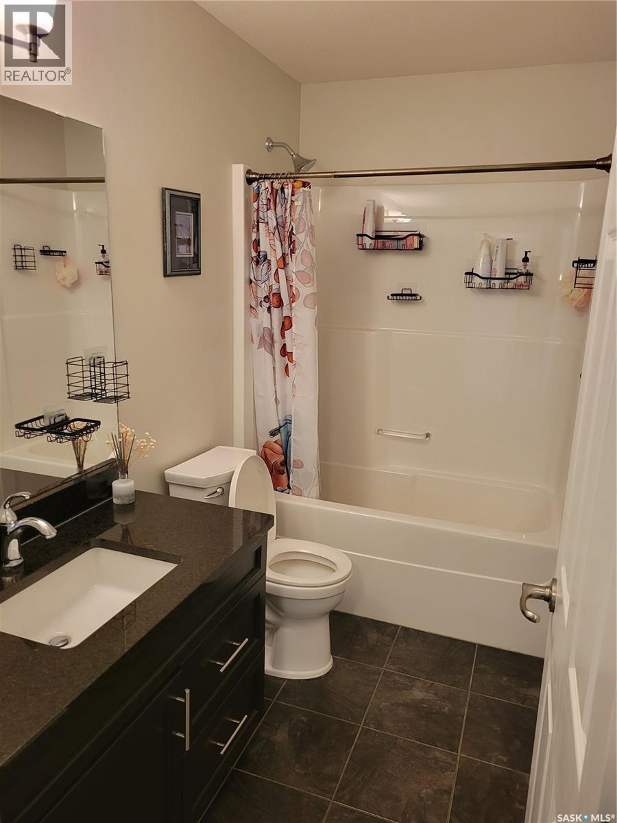 718 Patrick Bay, Saskatoon, SK - Indoor Photo Showing Bathroom