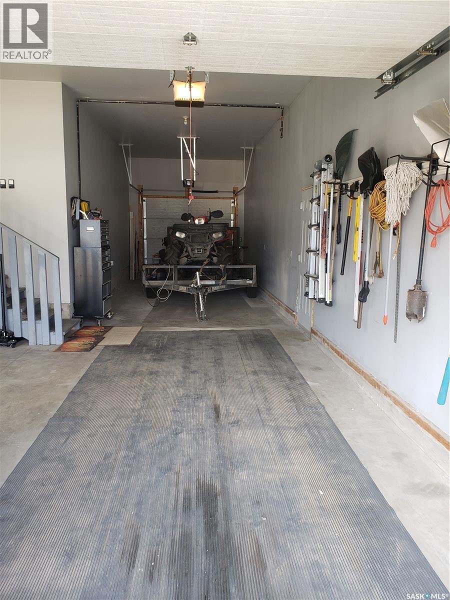 718 Patrick Bay, Saskatoon, SK - Indoor Photo Showing Garage