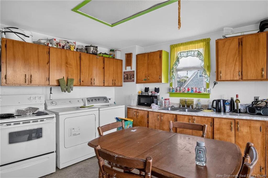135 Riverview Dr, Saint John, NB - Indoor Photo Showing Kitchen With Double Sink
