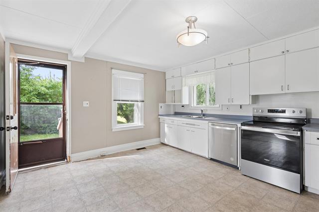377 Main St, St Adolphe, MB - Indoor Photo Showing Kitchen