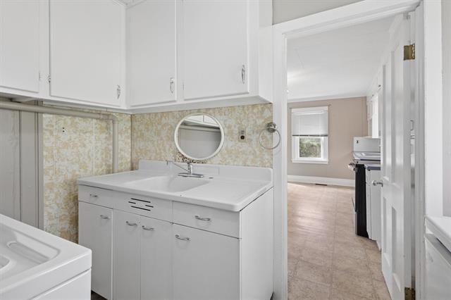 377 Main St, St Adolphe, MB - Indoor Photo Showing Other Room