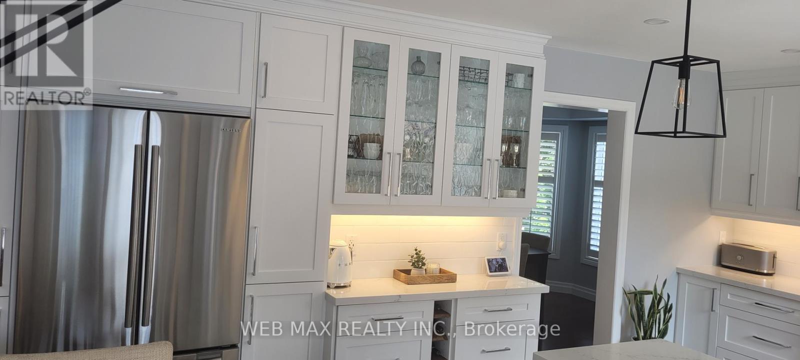 Solid hardwood cupboards, pantry with glass, quarz - 22 Ashbury Crescent, Caledon, ON - Indoor Photo Showing Kitchen