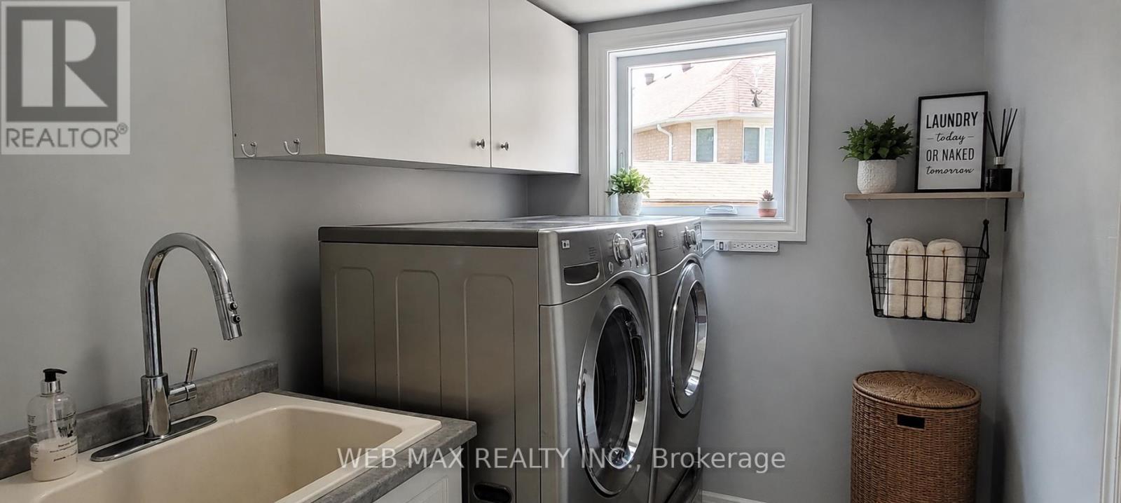 washer/dryer incl, window/closet, excess to garage - 22 Ashbury Crescent, Caledon, ON - Indoor Photo Showing Laundry Room