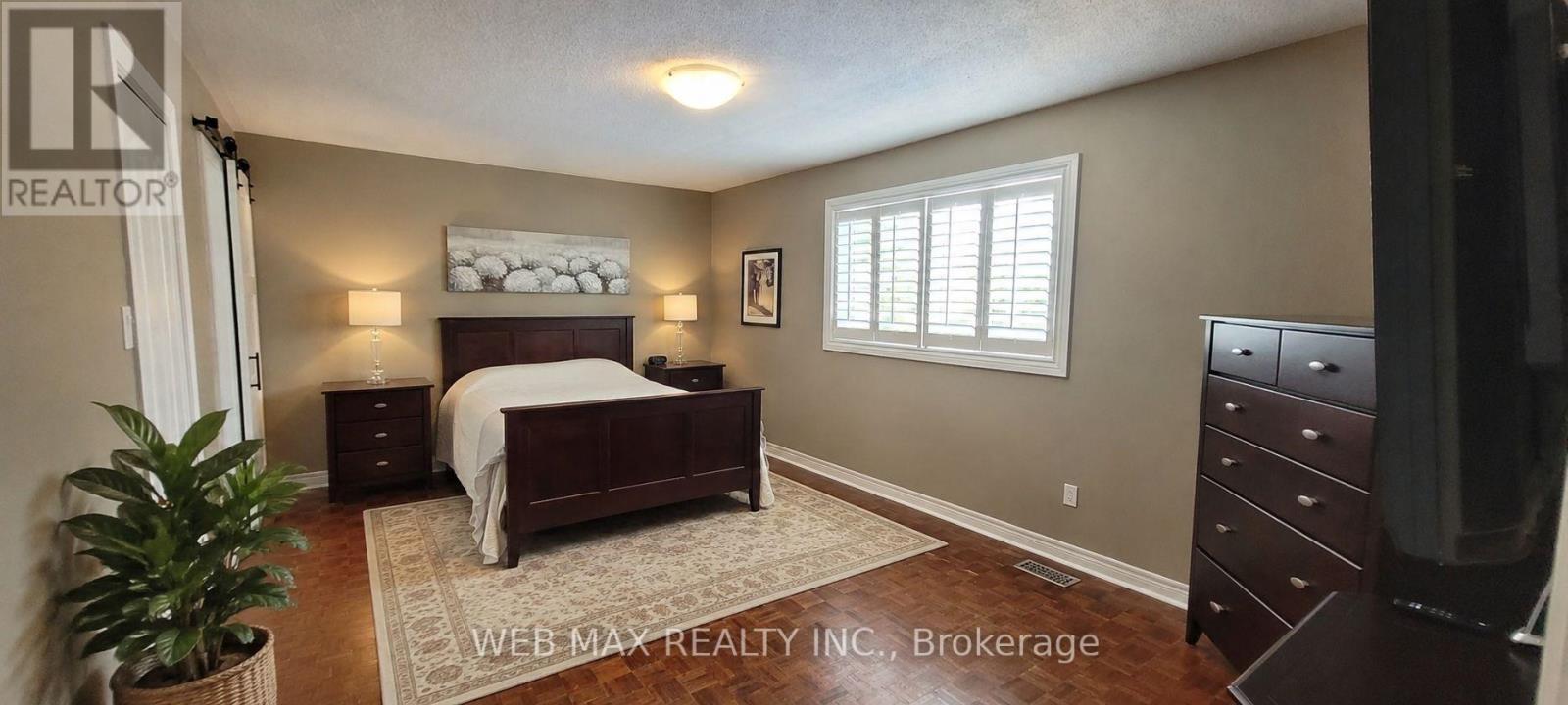 prime bedroom with walk in closets, ensuite bath - 22 Ashbury Crescent, Caledon, ON - Indoor Photo Showing Bedroom