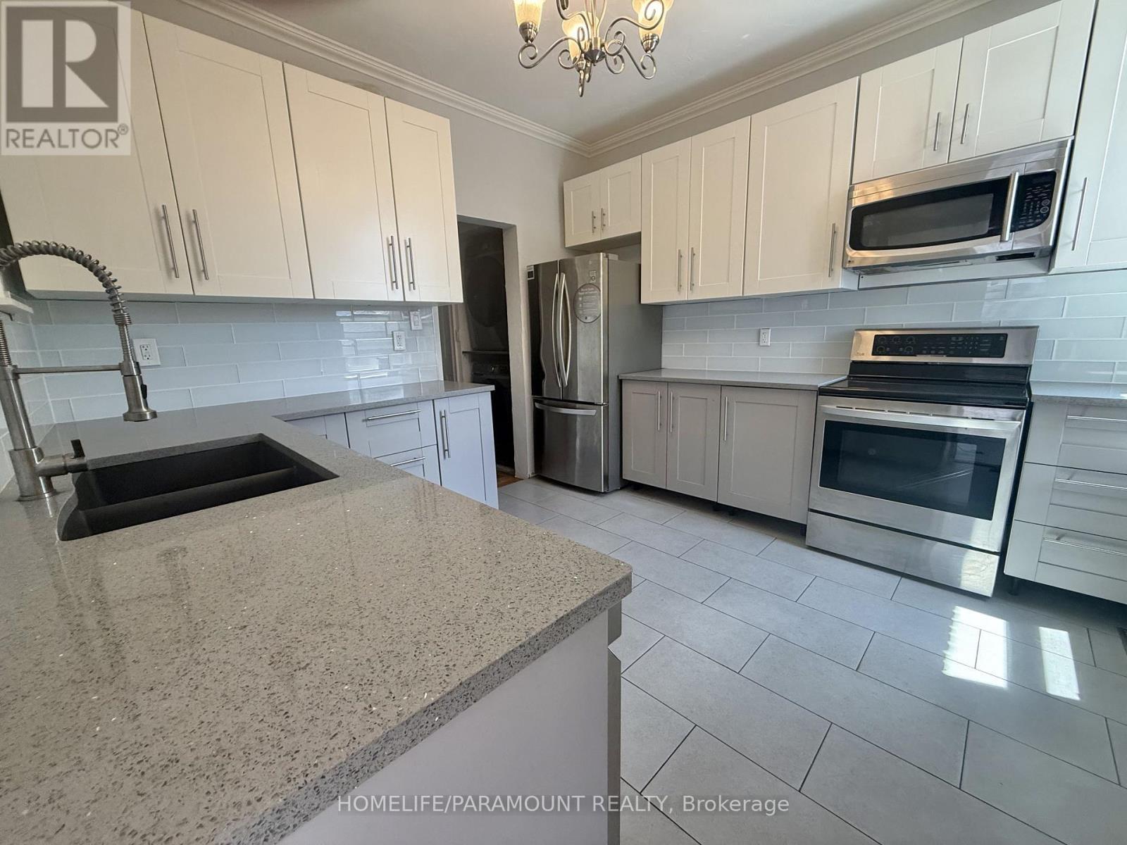 44 Bristol Street, Hamilton, ON - Indoor Photo Showing Kitchen With Double Sink