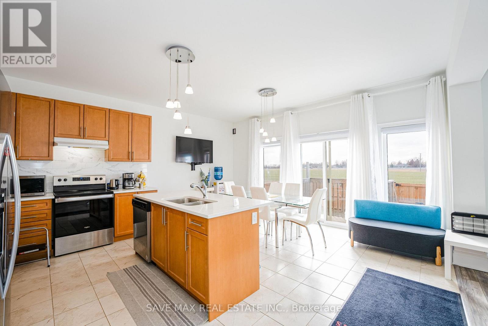 86 Sunset Way, Thorold, ON - Indoor Photo Showing Kitchen With Double Sink