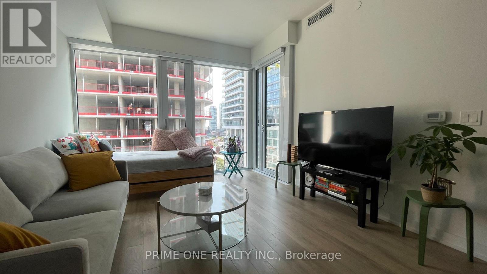 1114 - 158 Front Street E, Toronto, ON - Indoor Photo Showing Living Room