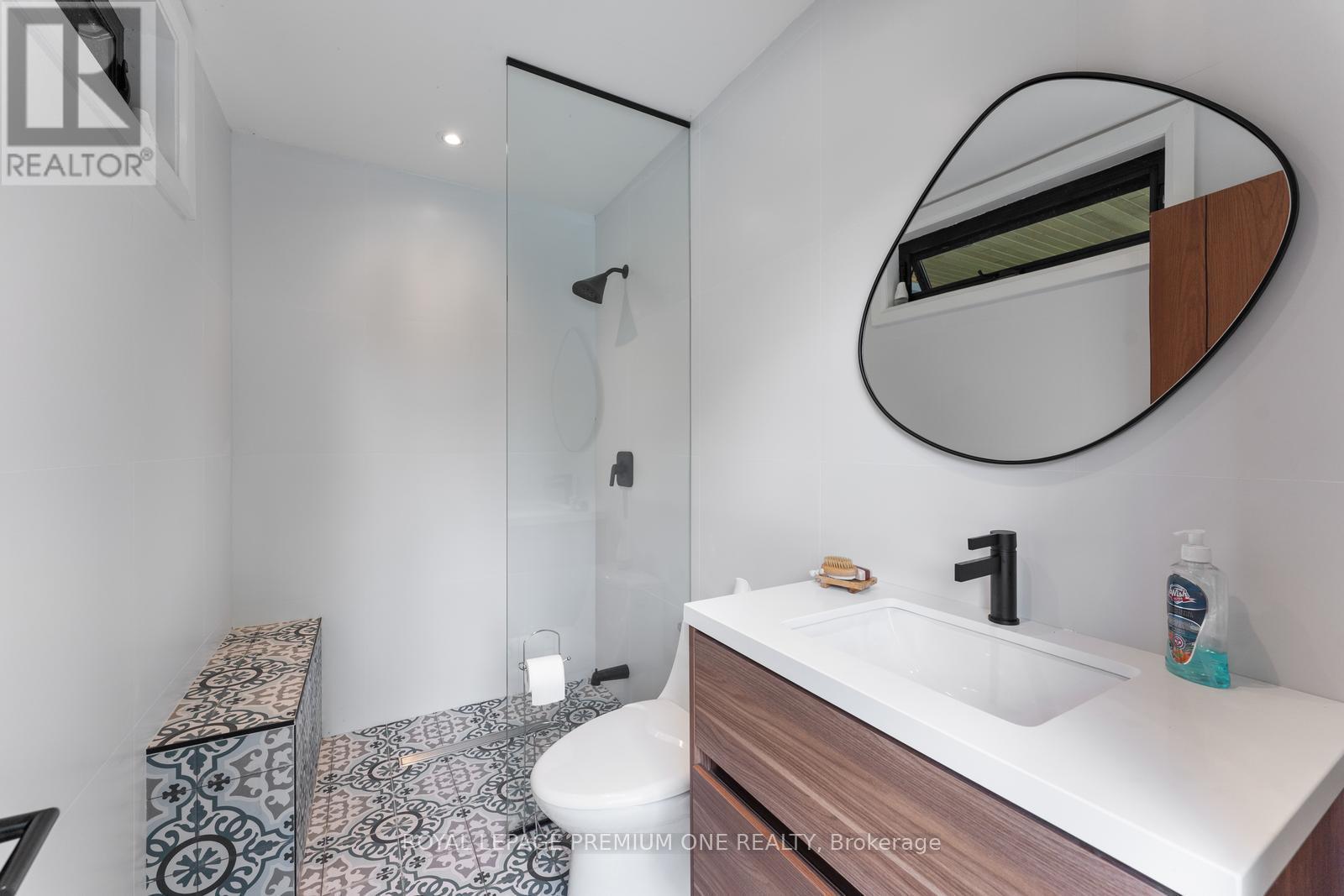 49 Norman Drive, King, ON - Indoor Photo Showing Bathroom