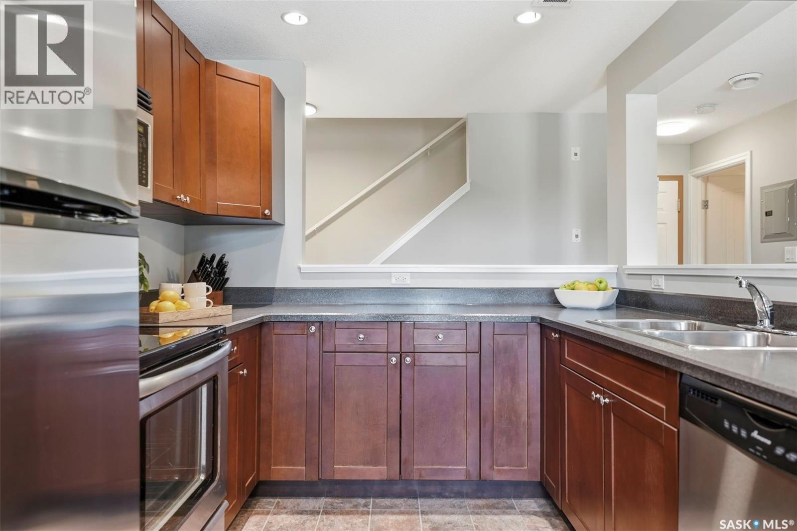 203 515 28Th Street E, Prince Albert, SK - Indoor Photo Showing Kitchen With Double Sink