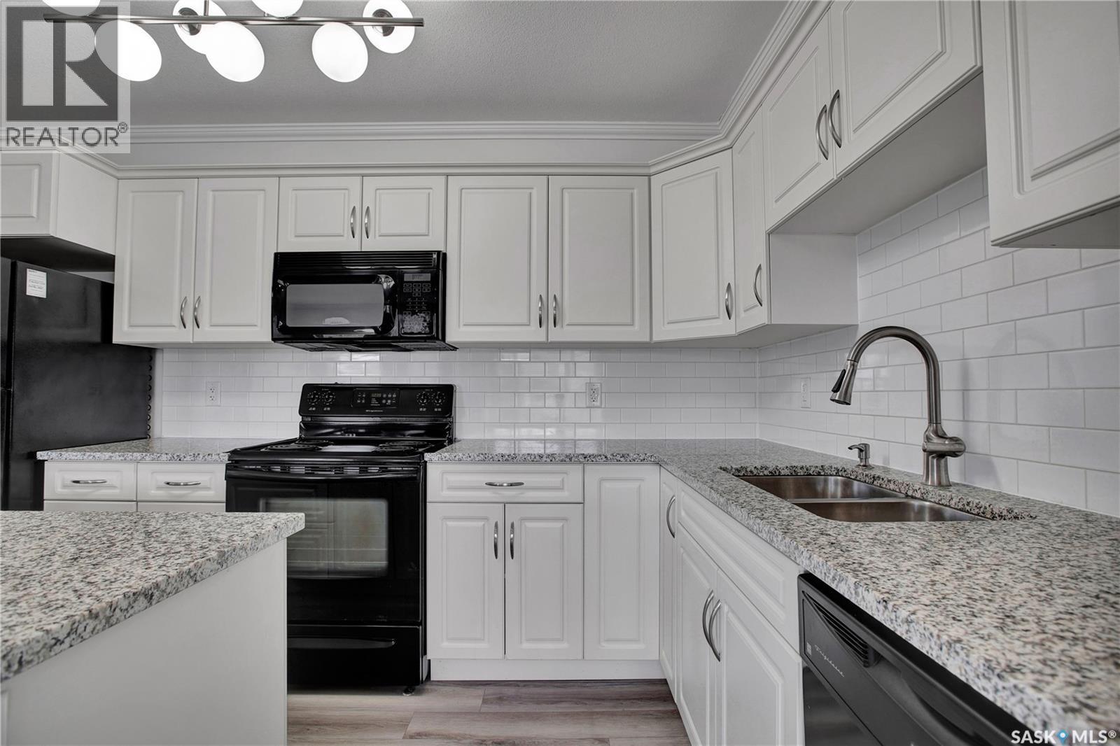 405 600 Centennial Boulevard, Warman, SK - Indoor Photo Showing Kitchen With Double Sink