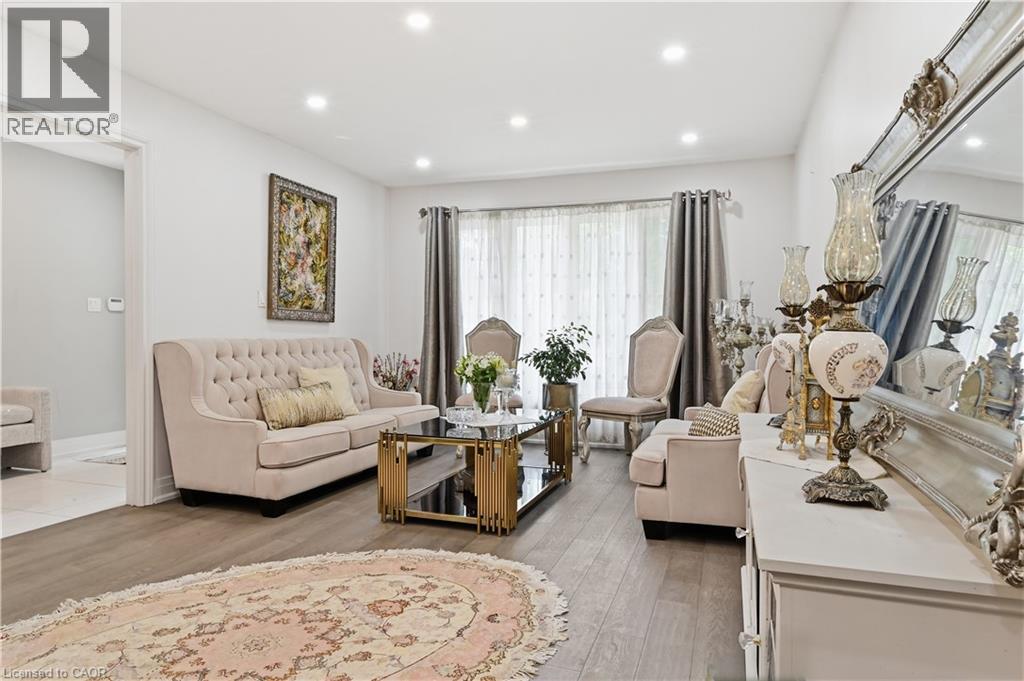 512 Hawthorne Crescent, Milton, ON - Indoor Photo Showing Living Room