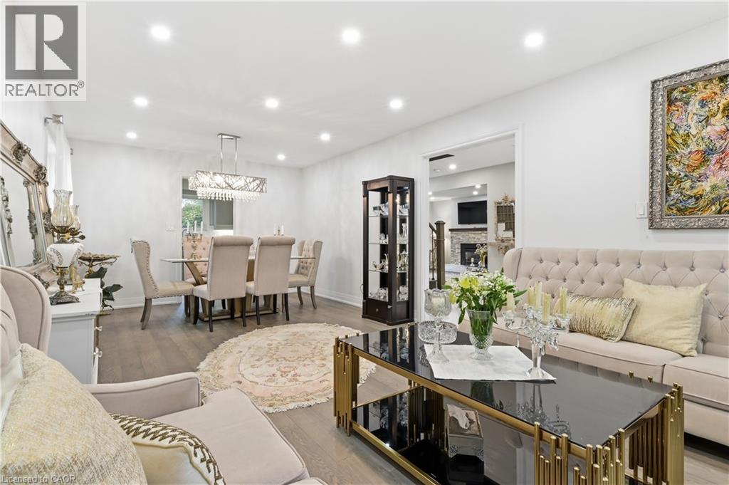 512 Hawthorne Crescent, Milton, ON - Indoor Photo Showing Living Room