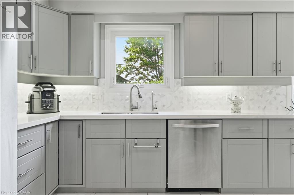512 Hawthorne Crescent, Milton, ON - Indoor Photo Showing Kitchen With Upgraded Kitchen