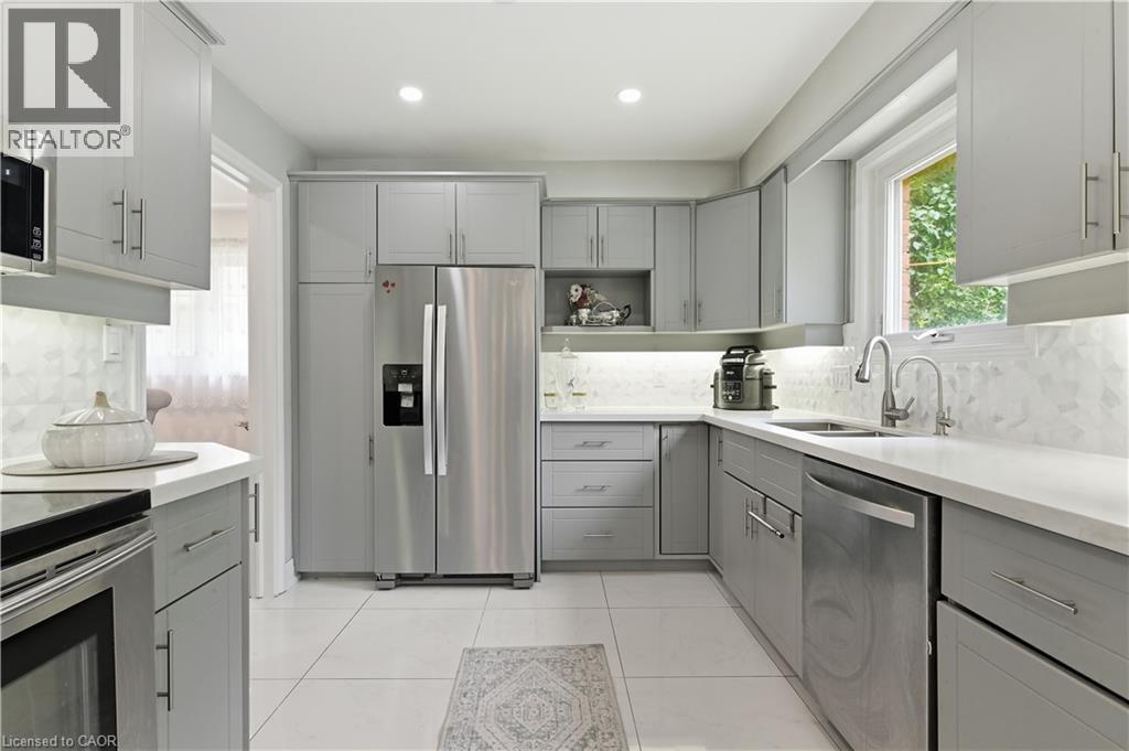 512 Hawthorne Crescent, Milton, ON - Indoor Photo Showing Kitchen With Upgraded Kitchen