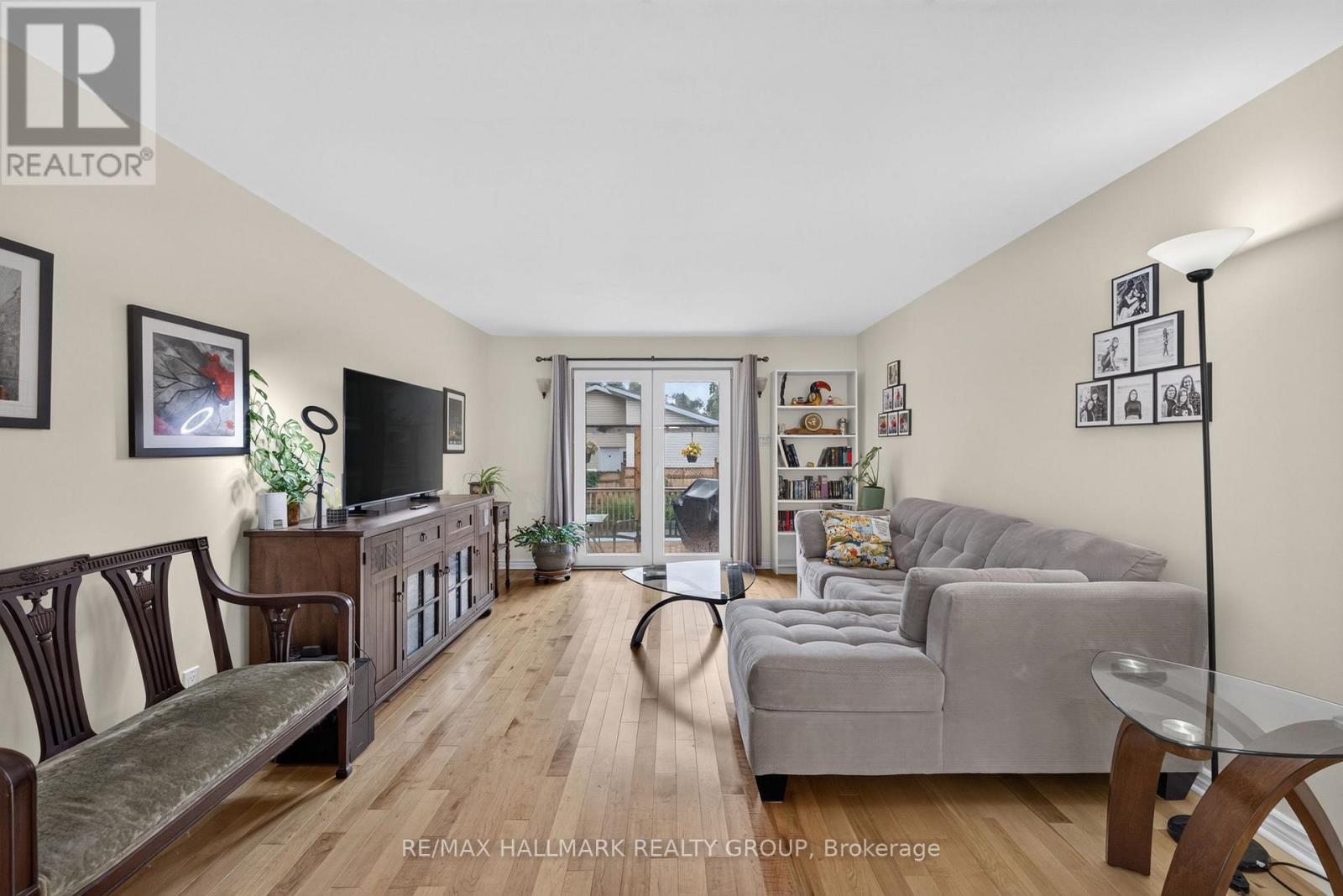 1100 Bathgate Drive, Ottawa, ON - Indoor Photo Showing Living Room