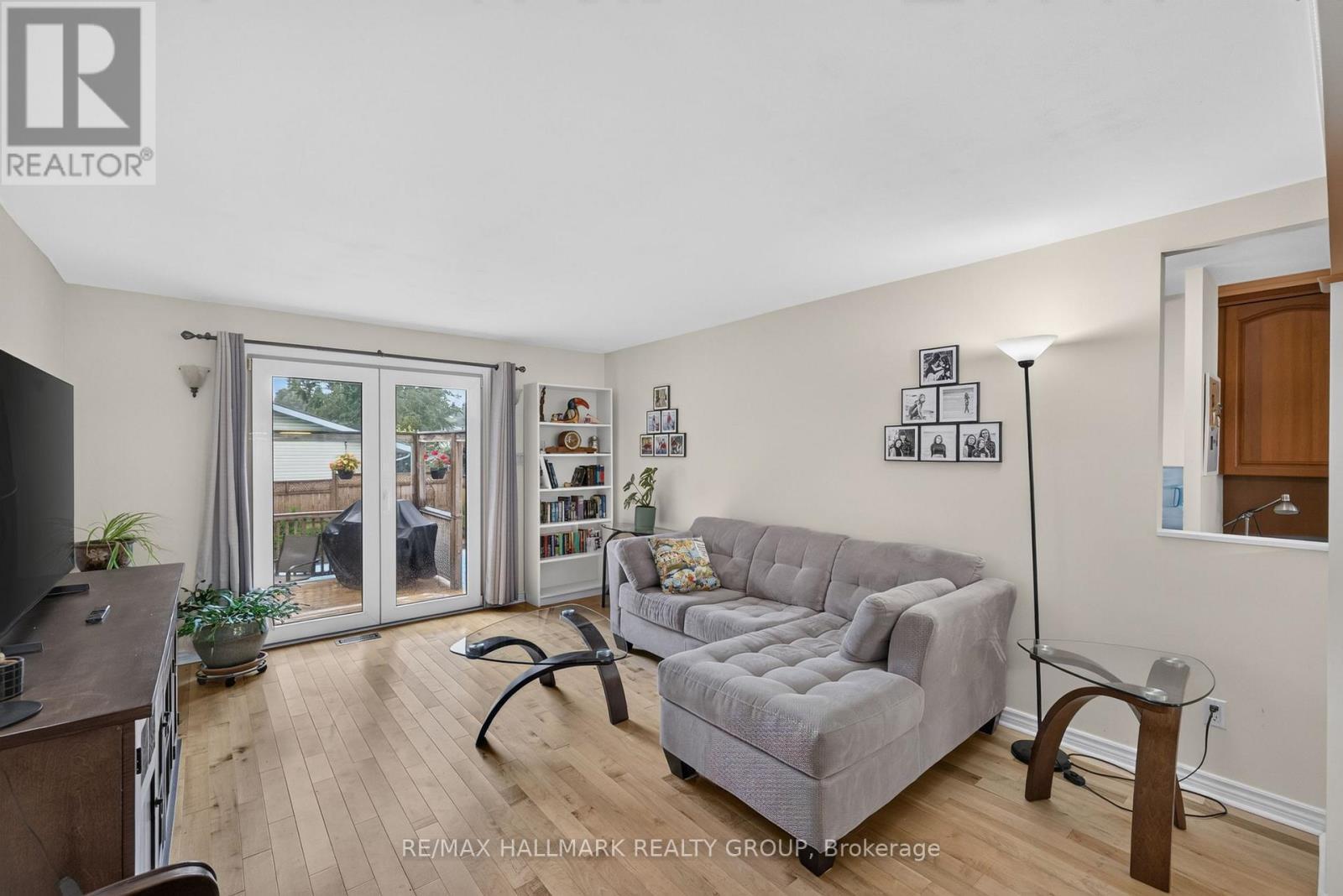 1100 Bathgate Drive, Ottawa, ON - Indoor Photo Showing Living Room
