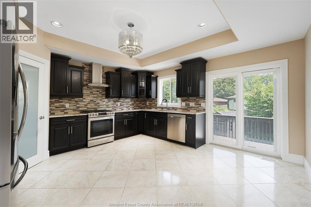 2988 Ruth, Windsor, ON - Indoor Photo Showing Kitchen With Upgraded Kitchen