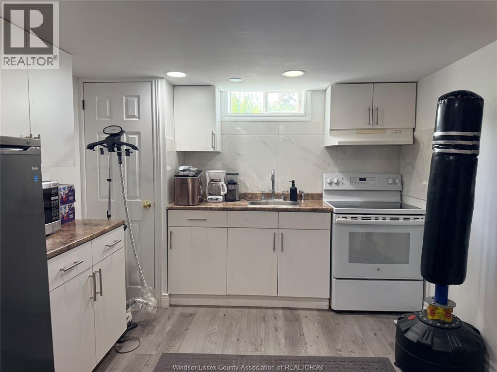 3199 Mark, Windsor, ON - Indoor Photo Showing Kitchen