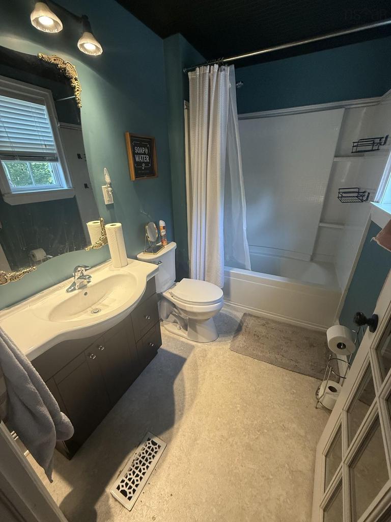 114 Hawthorne Street, Antigonish, NS - Indoor Photo Showing Bathroom