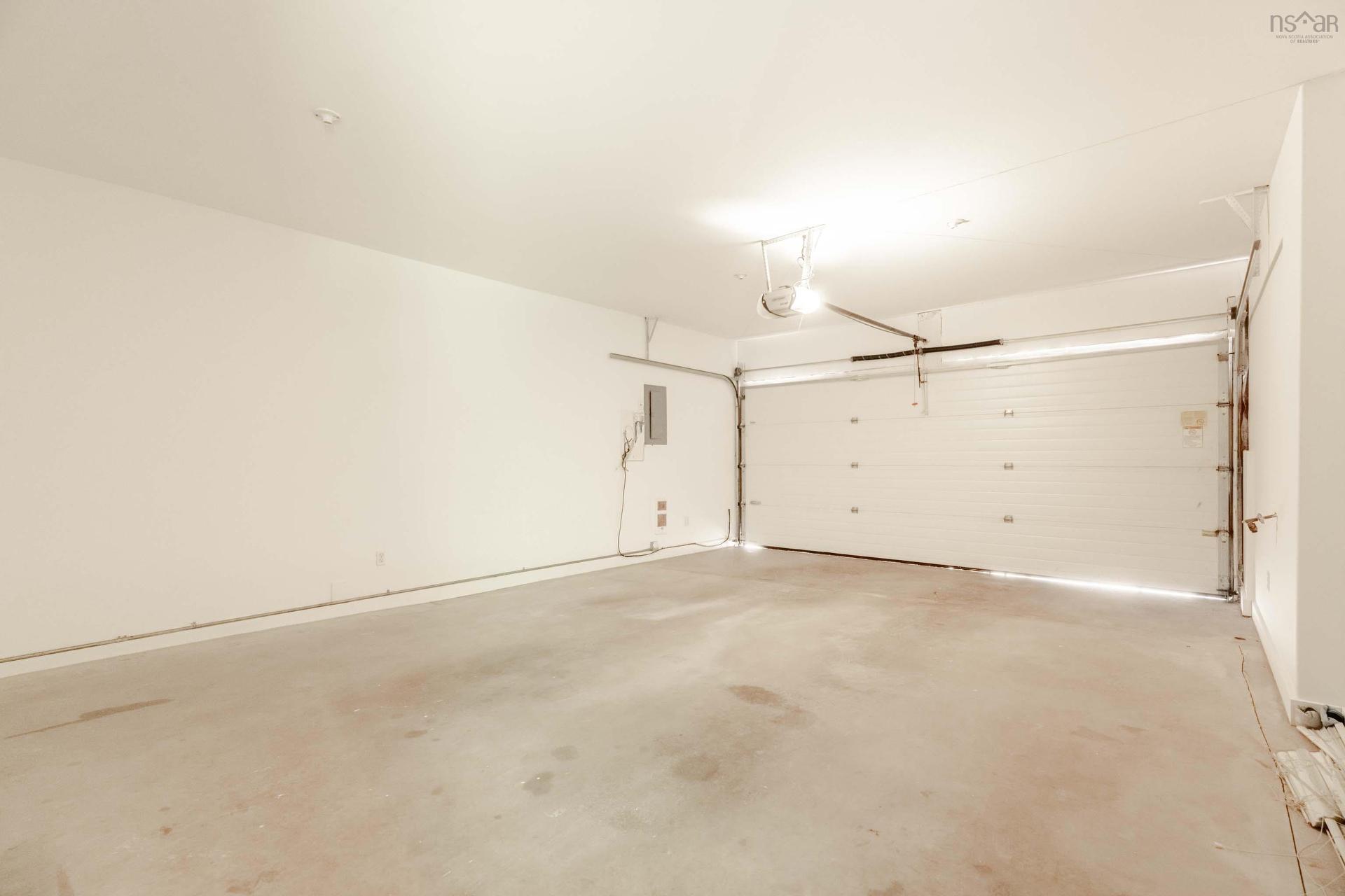 560 Parkland Drive, Halifax, NS - Indoor Photo Showing Garage