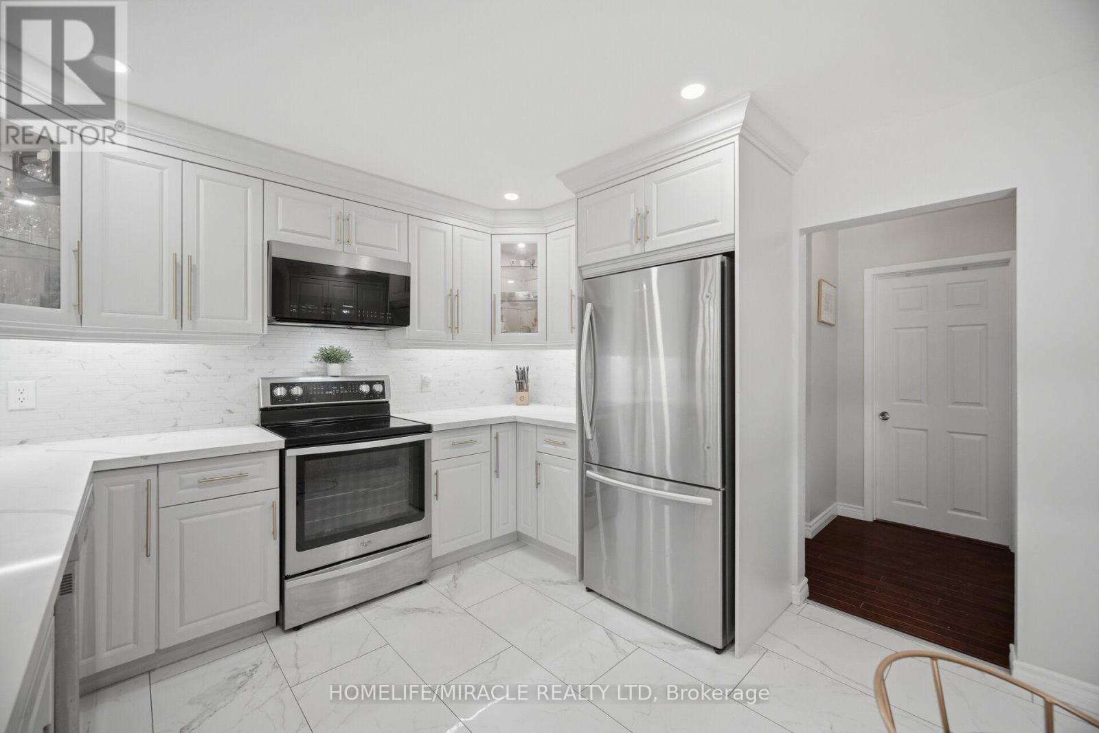 25 Furness Crescent, Toronto, ON - Indoor Photo Showing Kitchen