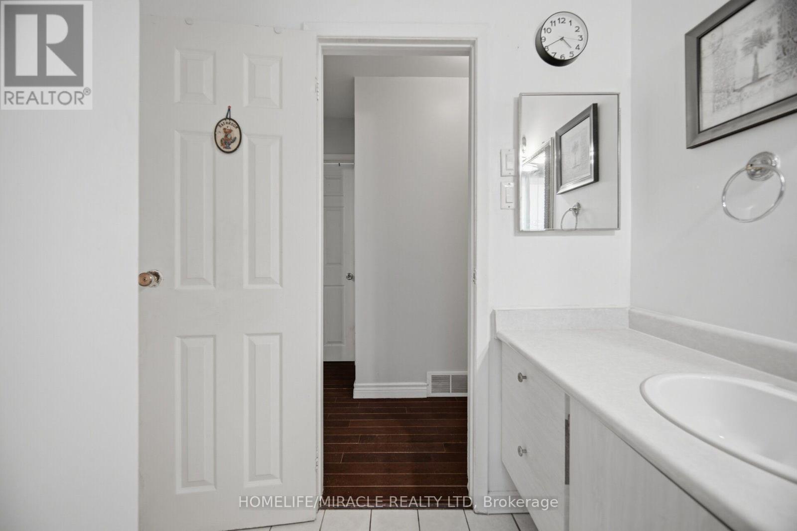 25 Furness Crescent, Toronto, ON - Indoor Photo Showing Bathroom