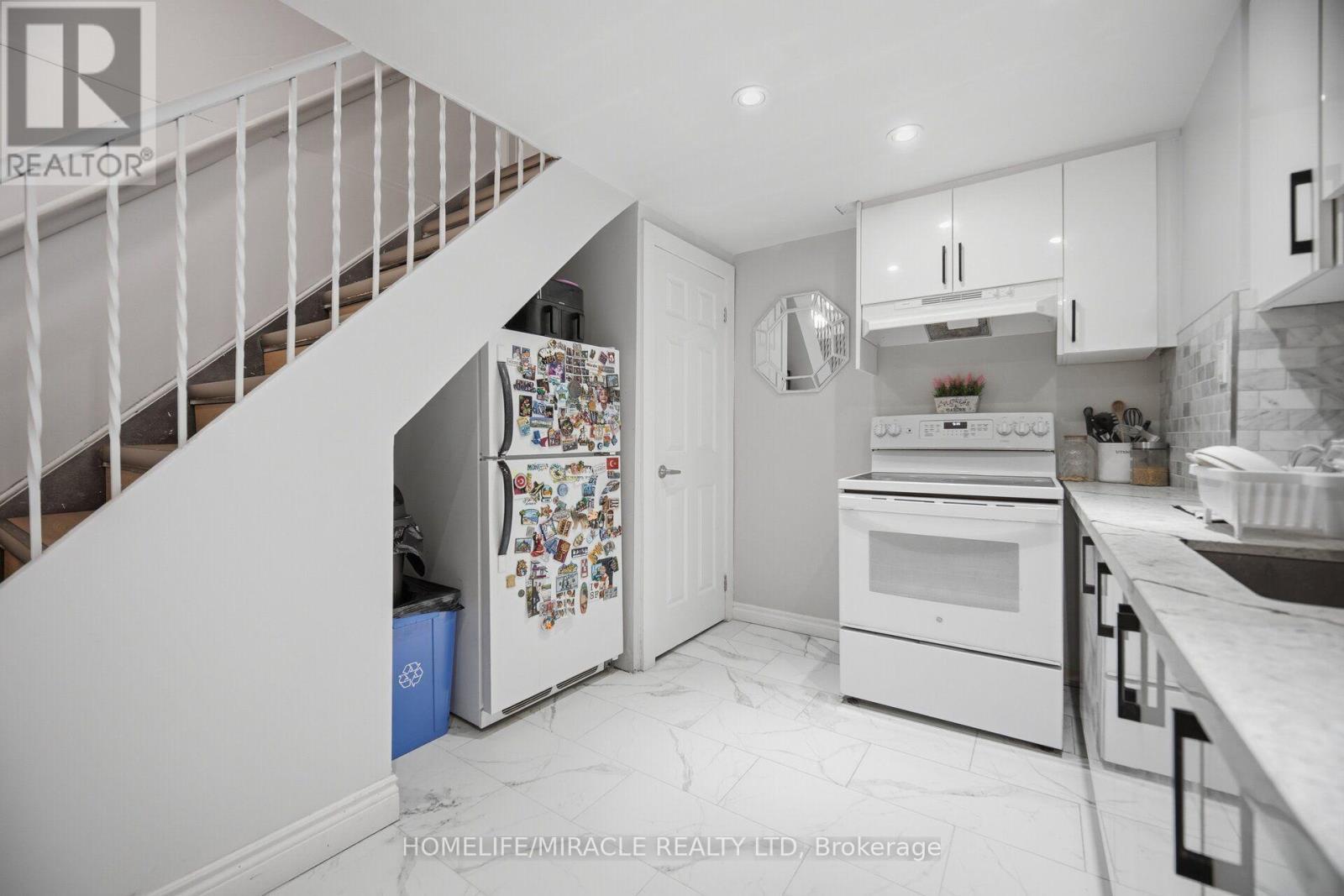 25 Furness Crescent, Toronto, ON - Indoor Photo Showing Kitchen