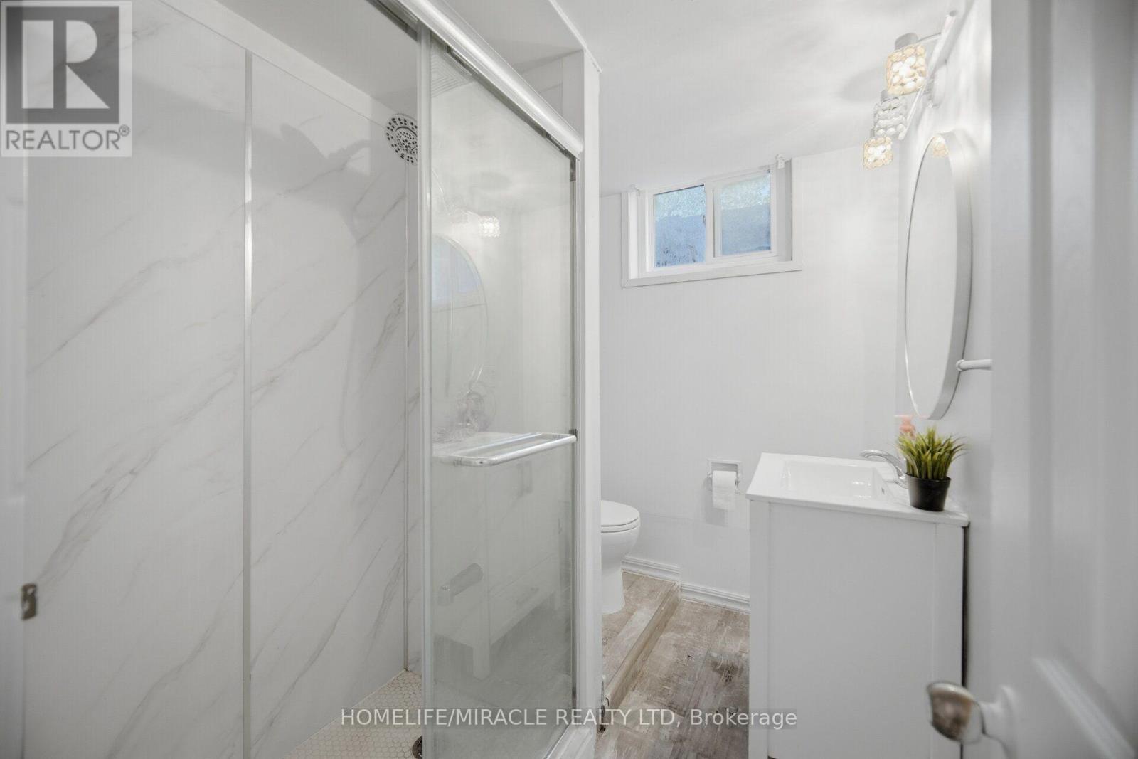 25 Furness Crescent, Toronto, ON - Indoor Photo Showing Bathroom