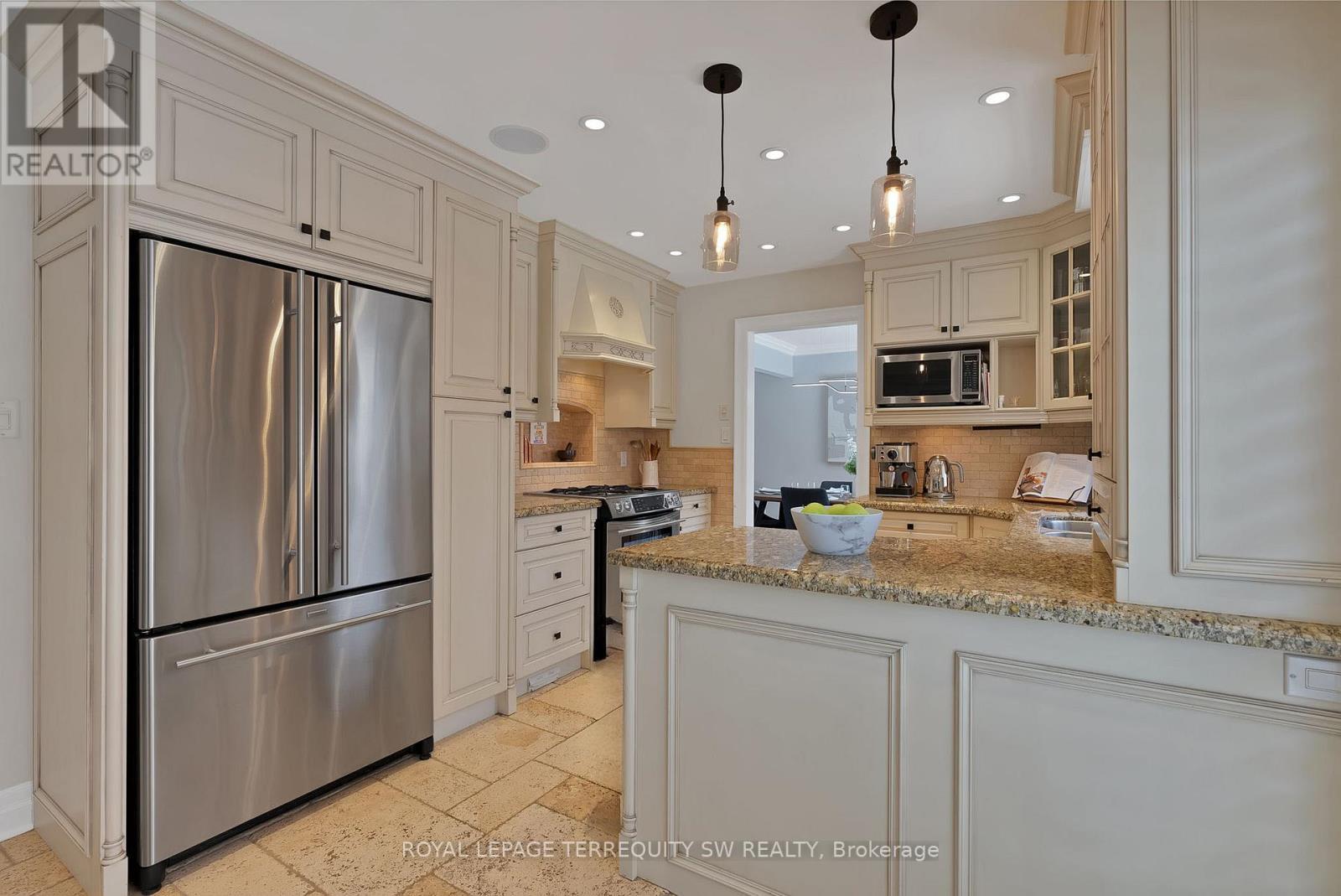 1169 Carlo Court, Mississauga, ON - Indoor Photo Showing Kitchen With Stainless Steel Kitchen With Upgraded Kitchen
