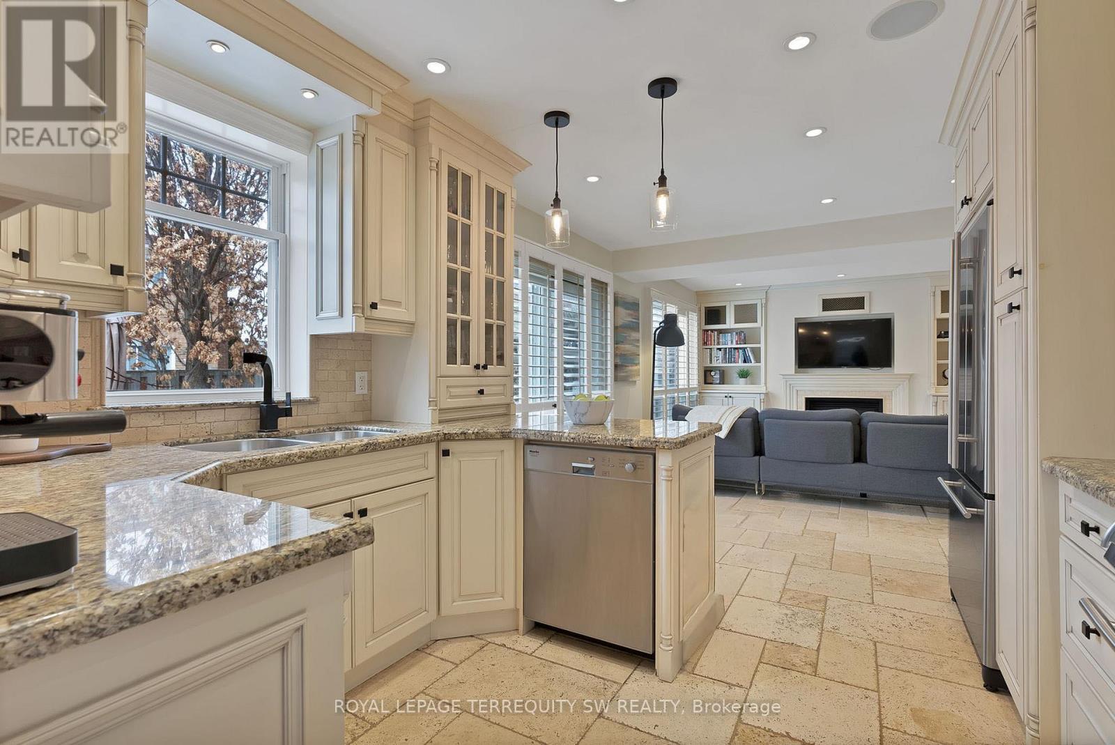 1169 Carlo Court, Mississauga, ON - Indoor Photo Showing Kitchen With Double Sink