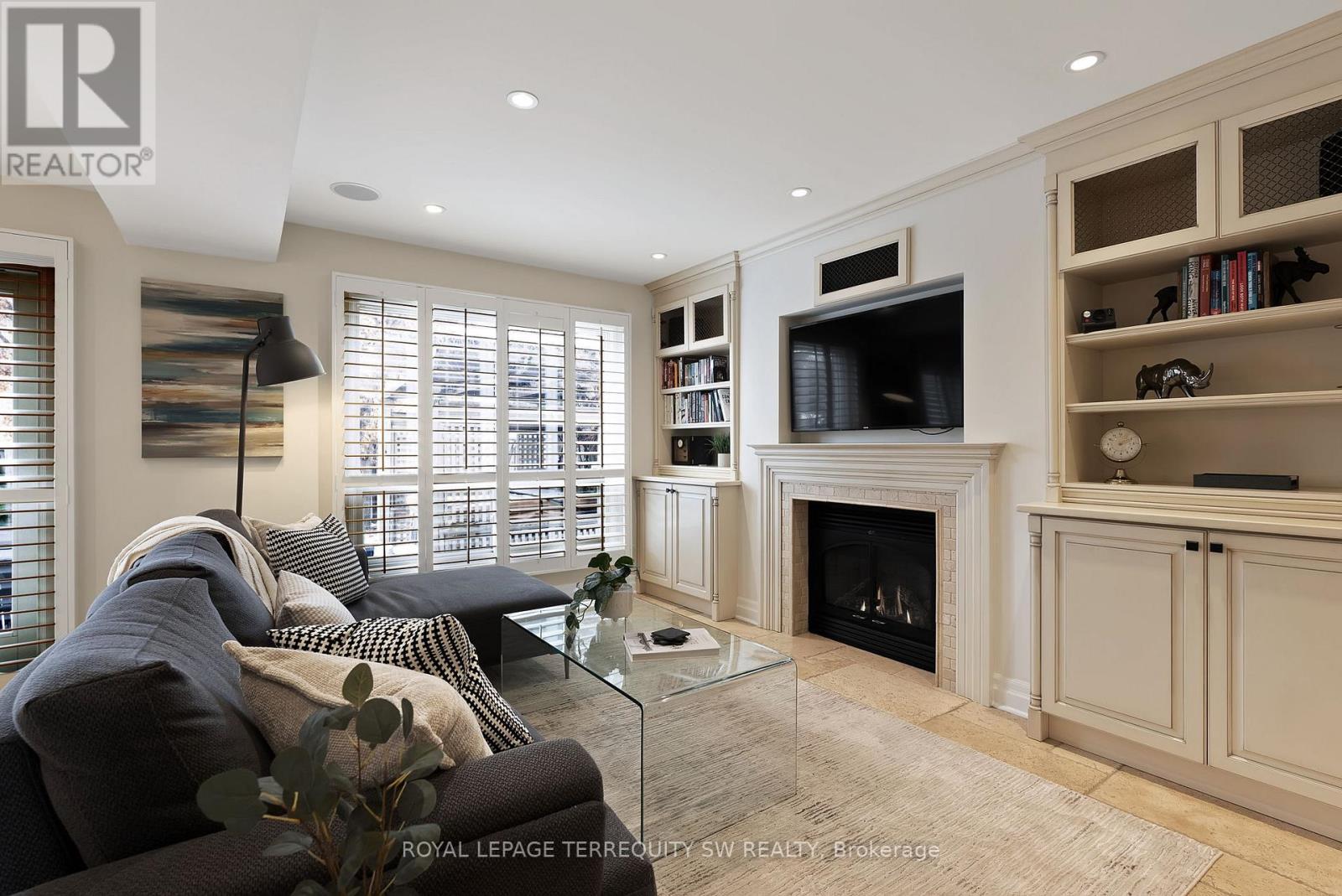1169 Carlo Court, Mississauga, ON - Indoor Photo Showing Living Room With Fireplace