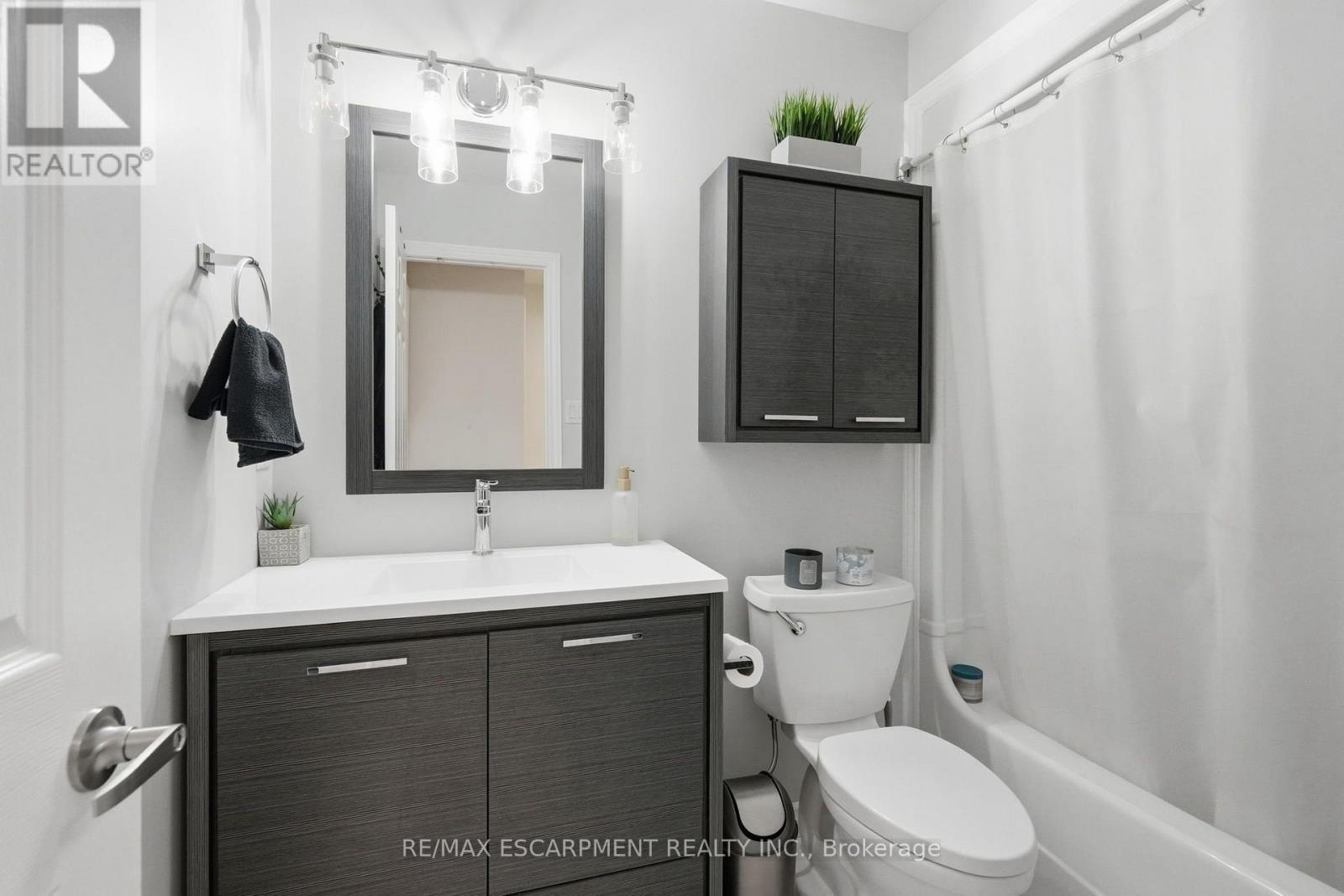 12 - 39 Panabaker Drive, Hamilton, ON - Indoor Photo Showing Bathroom