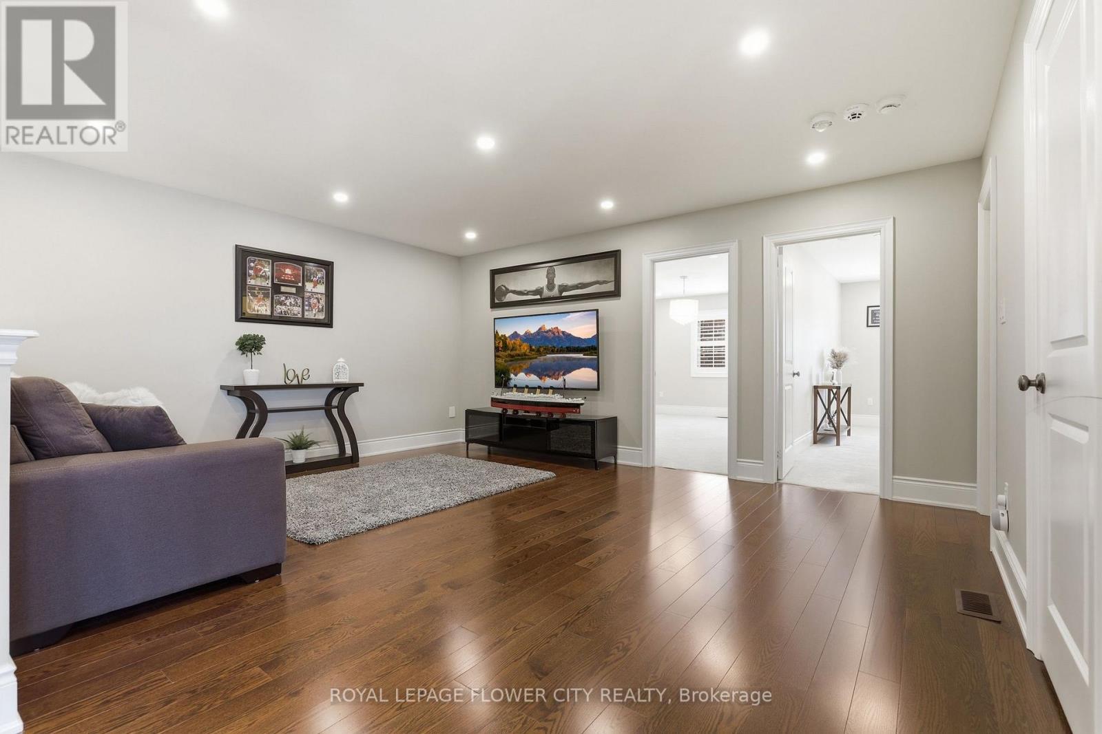 5 Benson Avenue, Mono, ON - Indoor Photo Showing Living Room