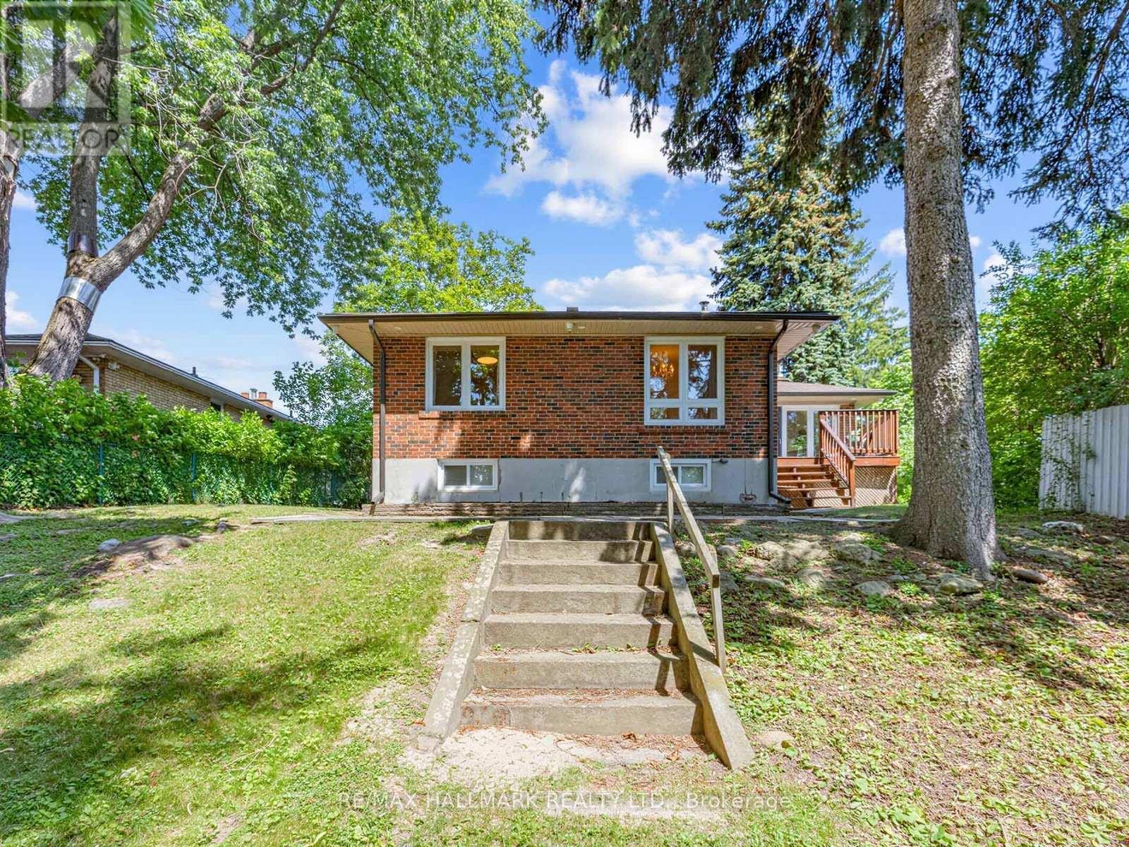 8 Tufton Crescent, Toronto, ON - Outdoor