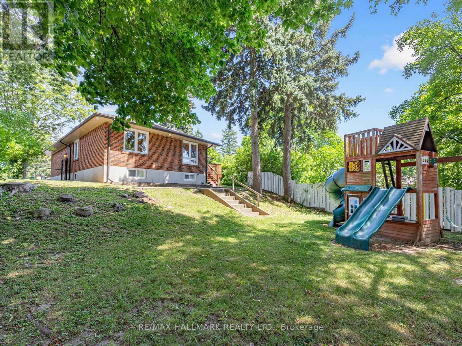 8 Tufton Crescent, Toronto, ON - Outdoor