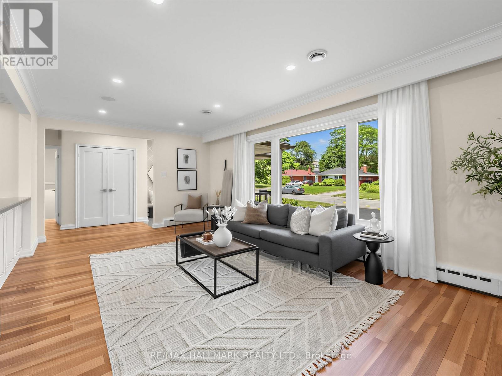 8 Tufton Crescent, Toronto, ON - Indoor Photo Showing Living Room